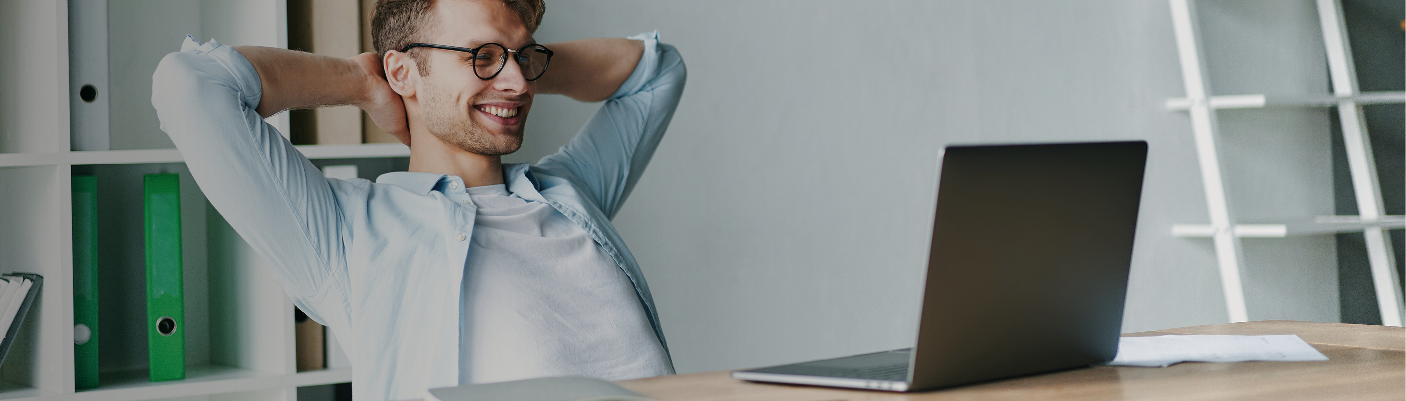 Glimlachende man die voor zijn computer zit