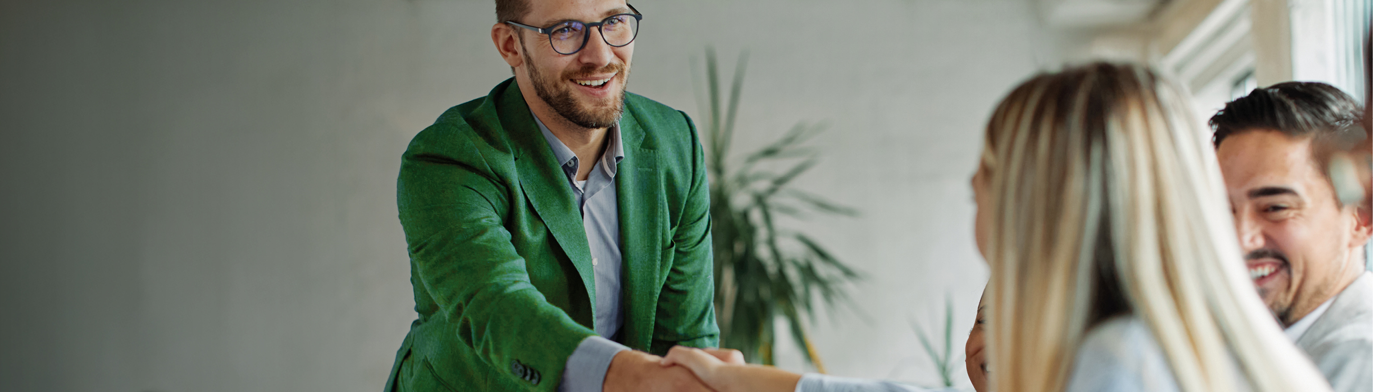 Zakenman die een vrouw de hand schudt