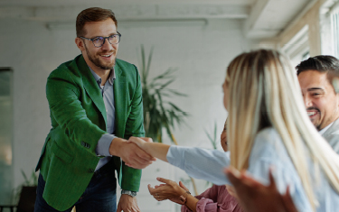 Zakenman die een vrouw de hand schudt